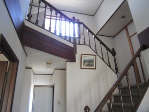 ⑨玄関ホール上階段